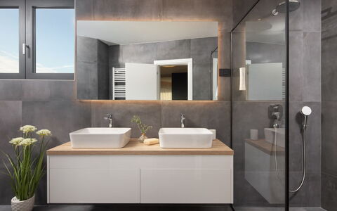 Villa H2: Wastafel In De Badkamer, Badkamer, Wastafel, Loodgieterswerkinrichting, Interieur Ontwerp, Spiegel, Badkamerkast, Flooring, Kraan, Countertop