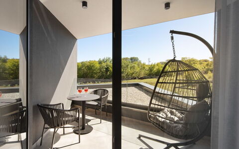 Villa H2: Buitenmeubels, Stoel, Schaduw, Balkon, Daylighting, Koffietafel, Woonkamer
