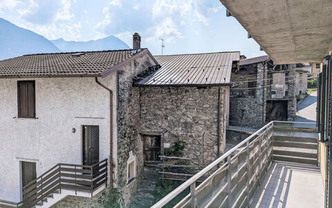 Fontanella Mountain Home: Muur, Architectuur, Samengesteld Materiaal, Beton, Balkon, Leuning, Bergdorp, Daylighting, Trap