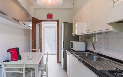 Gli Oleandri di Grazia: Keuken, Flooring, Toestel Van De Keuken, Meubilair, Interieur Ontwerp, Major Appliance, Verdieping, Countertop, Hout, Plafond