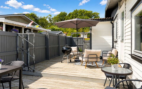 Lyckan: Buitenmeubels, Meubilair, Dek, Buitentafel, Stoel, Schaduw, Patio, Veranda, Siding, Beits