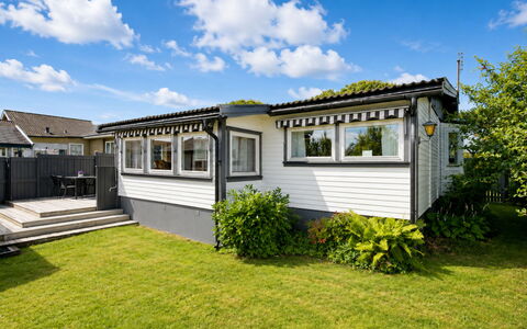Lyckan: Huis, Deur, Siding, Veranda, Schaduw, Werf, Dek, Hek, Outdoor Structuur