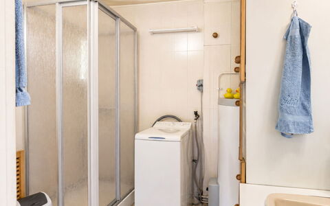 Lyckan: Flooring, Verdieping, Loodgieterswerkinrichting, Interieur Ontwerp, Kamer, Wasmachine, Loodgieter, Toilet, Badkamer, Appartement