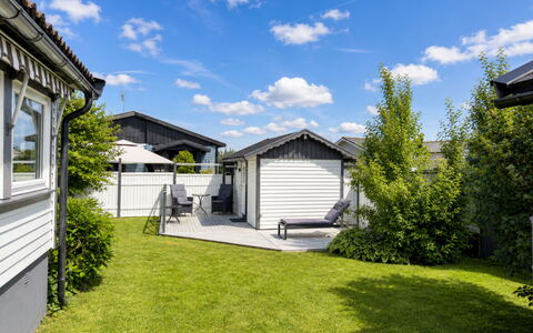 Lyckan: Huis, Dak, Huis, Woongebied, Siding, Tuin, Verblijf, Schaduw, Gazon, Werf