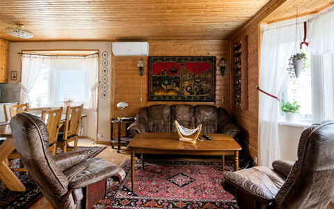 Lyckan: Meubilair, Interieur Ontwerp, Bankstel, Hout, Woonkamer, Kamer, Plafond, Huis, Flooring, Tafel