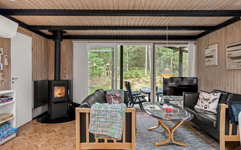 Hardina - 1Km from the Sea: Meubilair, Interieur Ontwerp, Flooring, Hout, Verdieping, Plafond, Woonkamer, Kamer, Houten Vloer, Stoel