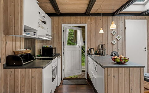 Hardina - 1Km from the Sea: Hout, Keuken, Meubilair, Countertop, Toestel Van De Keuken, Huishoudapparatuur, Major Appliance, Cabinetry, Beits, Hardwood