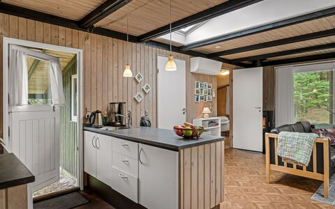 Hardina - 1Km from the Sea: Keuken, Hout, Countertop, Toestel Van De Keuken, Interieur Ontwerp, Flooring, Meubilair, Plafond, Cabinetry, Major Appliance