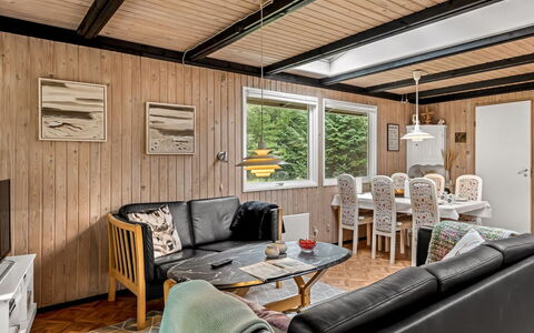 Hardina - 1Km from the Sea: Hout, Interieur Ontwerp, Plafond, Flooring, Verdieping, Meubilair, Kamer, Huis, Bankstel, Woonkamer