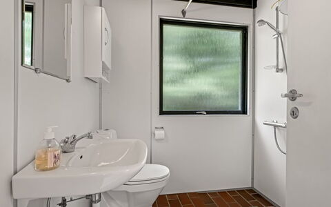Hardina - 1Km from the Sea: Loodgieterswerkinrichting, Badkamer, Loodgieter, Wastafel, Wastafel In De Badkamer, Kraan, Toilet, Wc Bril, Kamerplant