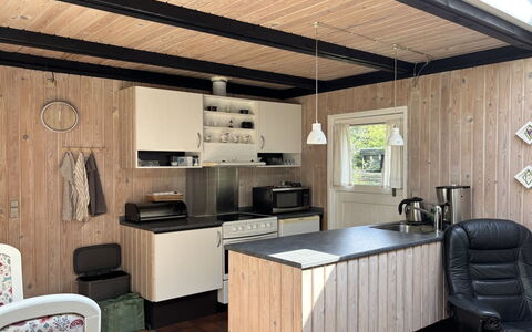 Hardina - 1Km from the Sea: Hout, Keuken, Meubilair, Interieur Ontwerp, Flooring, Countertop, Verdieping, Plafond, Cabinetry, Kamer