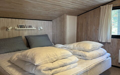 Hardina - 1Km from the Sea: Bed, Slaapkamer, Laken, Hout, Bedding, Meubilair, Interieur Ontwerp, Verdieping, Flooring, Linens