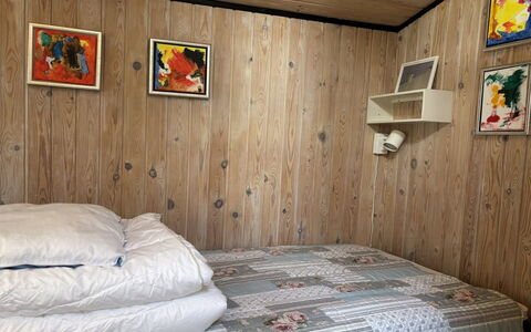 Hardina - 1Km from the Sea: Slaapkamer, Hout, Bed, Laken, Meubilair, Flooring, Interieur Ontwerp, Verdieping, Bedding, Kamer