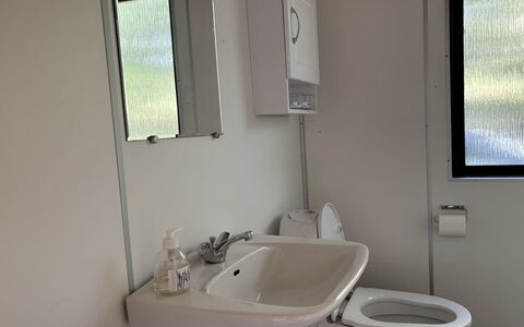 Hardina - 1Km from the Sea: Loodgieterswerkinrichting, Badkamer, Wc Bril, Wastafel, Loodgieter, Wastafel In De Badkamer, Verdieping, Toilet, Kraan, Spiegel