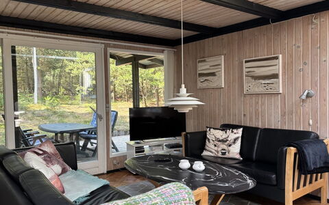 Hardina - 1Km from the Sea: Meubilair, Hout, Interieur Ontwerp, Stoel, Verdieping, Huis, Woonkamer, Plafond, Koffietafel, Glas