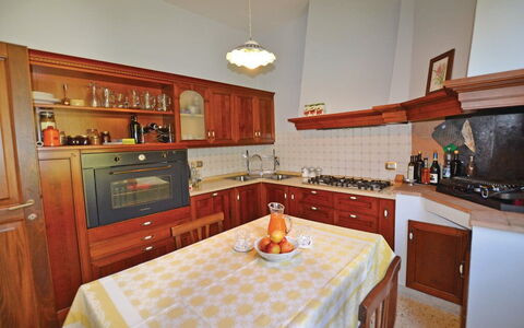 Villa Santa Chiara: Keuken, Meubilair, Cabinetry, Interieur Ontwerp, Toestel Van De Keuken, Hout, Countertop, Flooring, Major Appliance, Kamer
