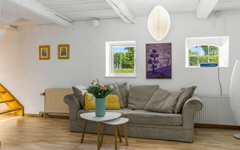 Thilo - 39Km from the Sea: Meubilair, Interieur Ontwerp, Verdieping, Flooring, Houten Vloer, Muur, Bankstel, Hout, Plafond, Woonkamer