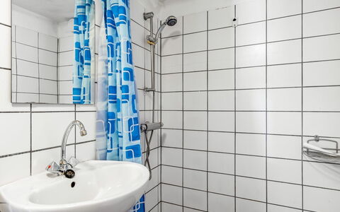 Thilo - 39Km from the Sea: Loodgieterswerkinrichting, Interieur Ontwerp, Flooring, Loodgieter, Badkamer, Verdieping, Wastafel In De Badkamer, Wastafel, Kraan, Tegel