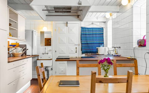 Thilo - 39Km from the Sea: Meubilair, Keuken, Countertop, Flooring, Interieur Ontwerp, Cabinetry, Hout, Plafond, Verdieping, Toestel Van De Keuken
