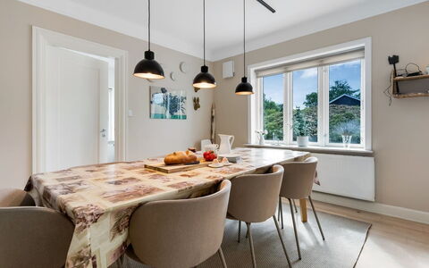 Alkmar - 6.5Km from the Sea: Meubilair, Interieur Ontwerp, Flooring, Lichte Inrichting, Muur, Eetkamer, Kroonluchter, Stoel, Keuken En Eettafel, Hout