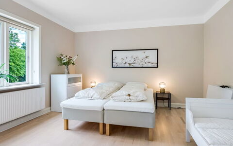 Alkmar - 6.5Km from the Sea: Bed, Slaapkamer, Interieur Ontwerp, Bedding, Verdieping, Flooring, Laken, Hout, Textiel, Linens