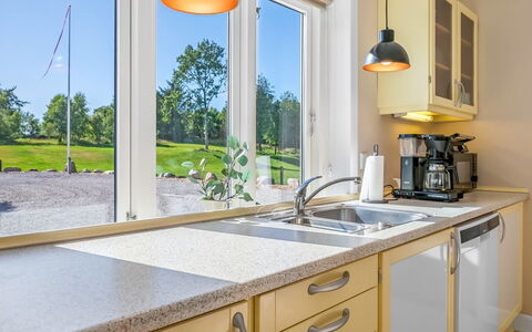 Alkmar - 6.5Km from the Sea: Keuken, Countertop, Interieur Ontwerp, Flooring, Toestel Van De Keuken, Loodgieterswerkinrichting, Huis, Verdieping, Cabinetry, Kamer