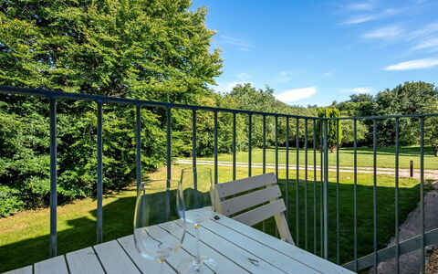 Alkmar - 6.5Km from the Sea: Buitenmeubels, Hek, Leuning, Buitentafel, Hardwood, Tuin, Schaduw, Gazon, Dek, Plank