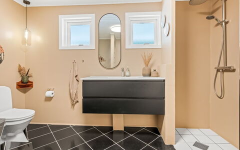 Ry 601: Flooring, Verdieping, Loodgieterswerkinrichting, Badkamer, Interieur Ontwerp, Toilet, Wc Bril, Badkamerkast, Loodgieter, Wastafel