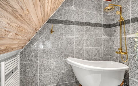 Ajna - 20.9Km from the Sea: Flooring, Verdieping, Loodgieterswerkinrichting, Samengesteld Materiaal, Plafond, Tegel, Loodgieter, Kraan, Natuurlijk Materiaal, Badkamer