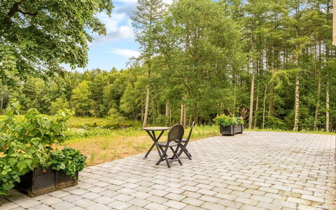 Ajna - 20.9Km from the Sea: Struik, Land Lot, Tuin, Flagstone, Schaduw, Landscaping, Buitenmeubels, Gazon, Werf, Backyard
