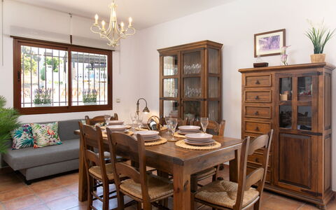 Portichuelo: Meubilair, Interieur Ontwerp, Flooring, Tafel, Hout, Stoel, Eetkamer, Keuken En Eettafel, Verdieping, Kamer