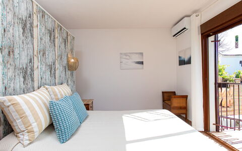 Portichuelo: Meubilair, Interieur Ontwerp, Muur, Slaapkamer, Hout, Verdieping, Flooring, Bed, Linens, Textiel