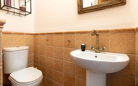 Portichuelo: Badkamer, Wc Bril, Loodgieterswerkinrichting, Flooring, Toilet, Verdieping, Loodgieter, Wastafel In De Badkamer, Wastafel, Bruin