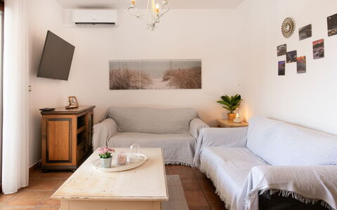 Portichuelo: Meubilair, Interieur Ontwerp, Bankstel, Flooring, Hout, Kamer, Verdieping, Woonkamer, Tafel, Plafond