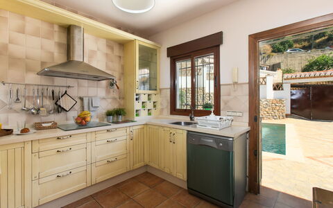 Portichuelo: Keuken, Countertop, Toestel Van De Keuken, Cabinetry, Meubilair, Interieur Ontwerp, Major Appliance, Flooring, Wastafel, Gootsteen