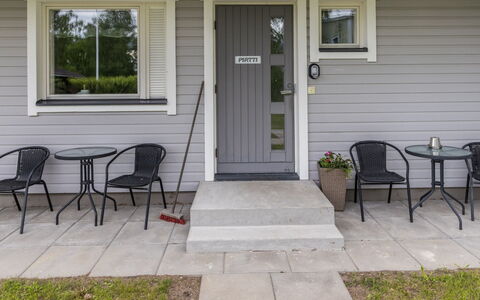 Pirtti: Deur, Huis, Siding, Verdieping, Home Deur, Veranda, Werf, Schaduw, Verf