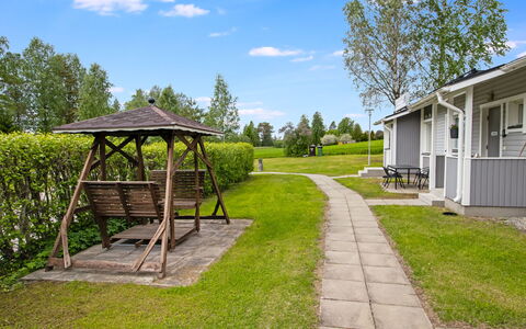 Pirtti: Gras, Land Lot, Gazon, Tuin, Verblijf, Landscaping, Werf, Schaduw, Landgoed, Park