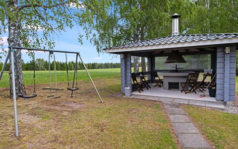 Pirtti: Gras, Land Lot, Dak, Schaduw, Tuin, Gazon, Outdoor Structuur, Werf, Backyard, Landscaping
