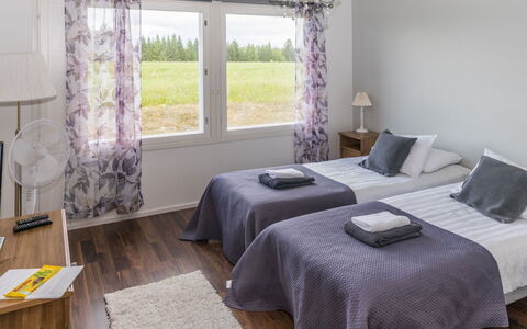 Pirtti: Hout, Verdieping, Huis, Bed, Flooring, Meubilair, Slaapkamer, Interieur Ontwerp, Bed Frame, Bedding