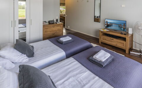 Pirtti: Meubilair, Bed, Interieur Ontwerp, Slaapkamer, Verdieping, Kamer, Flooring, Hout, Laken, Plafond