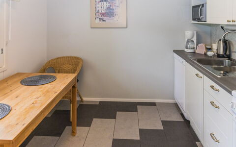 Pirtti: Flooring, Verdieping, Hout, Interieur Ontwerp, Meubilair, Major Appliance, Countertop, Keuken, Toestel Van De Keuken, Verlichting