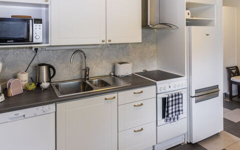 Pirtti: Toestel Van De Keuken, Keuken, Countertop, Major Appliance, Gootsteen, Cabinetry, Fornuis, Wastafel, Flooring, Huishoudapparatuur