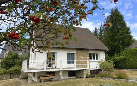 Les Glaieuls: Gebouw, Venster, Huis, Struik, Dak, Verblijf, Huis, Woongebied, Land Lot