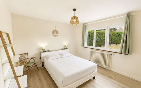 Les Glaieuls: Bed, Interieur Ontwerp, Meubilair, Slaapkamer, Muur, Flooring, Verdieping, Hout, Plafond, Bedding