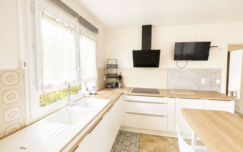 Les Glaieuls: Countertop, Keuken, Interieur Ontwerp, Flooring, Meubilair, Cabinetry, Hout, Toestel Van De Keuken, Verdieping, Major Appliance