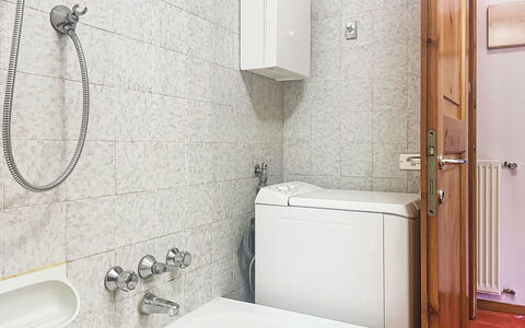 Ai Pascoli: Badkamer, Loodgieterswerkinrichting, Flooring, Muur, Verdieping, Interieur Ontwerp, Wastafel, Kraan, Wastafel In De Badkamer, Toilet