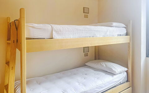 Ai Pascoli: Bed, Slaapkamer, Laken, Hout, Bedding, Verdieping, Bed Frame, Flooring, Interieur Ontwerp, Meubilair