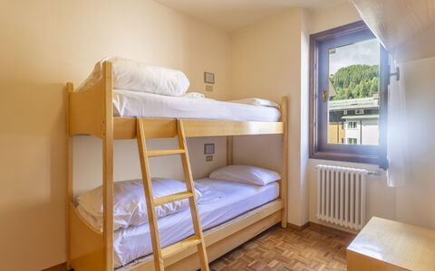 Ai Pascoli: Bed, Slaapkamer, Laken, Bedding, Bed Frame, Interieur Ontwerp, Meubilair, Kamer, Plafond, Appartement