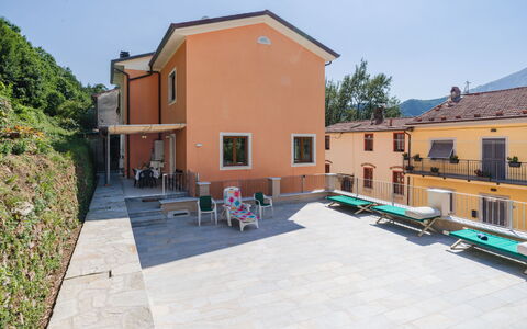 Dimora Polle di Malbacco: Buitenmeubels, Stoel, Balkon, Schaduw, Binnenplaats, Buitentafel, Eco Hotel, Kamerplant, Villa