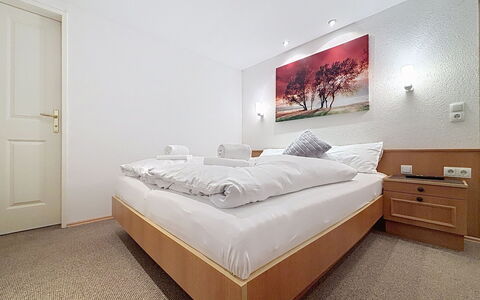 Susi: Bed, Interieur Ontwerp, Slaapkamer, Verdieping, Laken, Flooring, Bedding, Plafond, Kamer, Bed Frame
